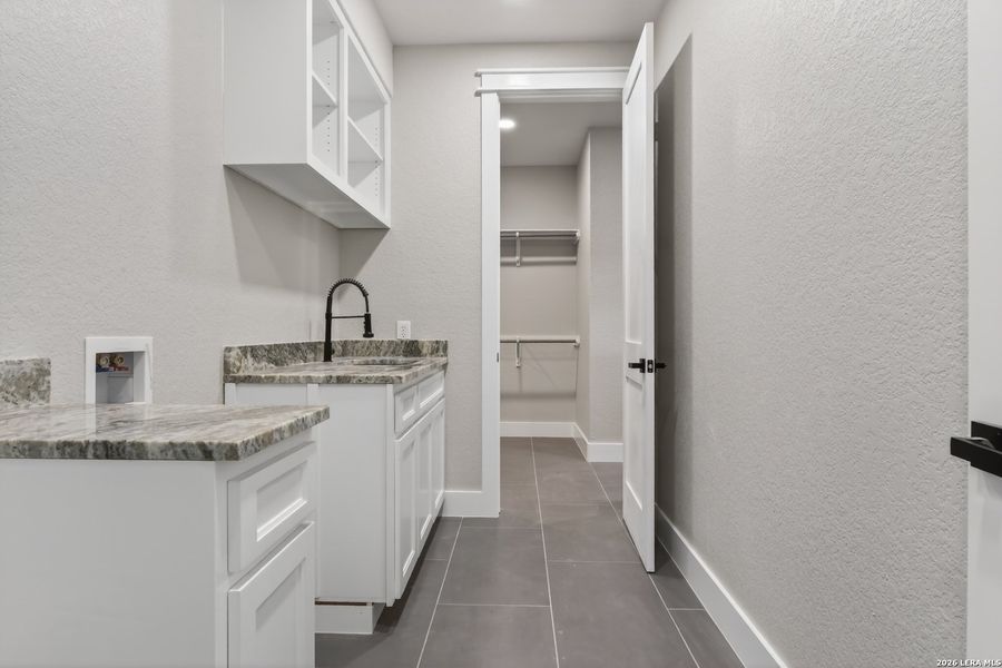 Furnished interior view inside a new home in , Bandera (Image 7).