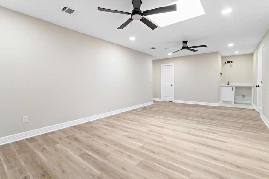 Spacious, unfurnished interior of a new home in , Neches (Image 19).