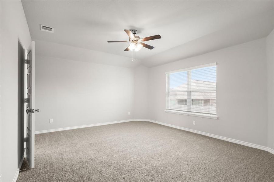 Spacious, unfurnished interior of a new home in Deer Creek, Crowley (Image 14).