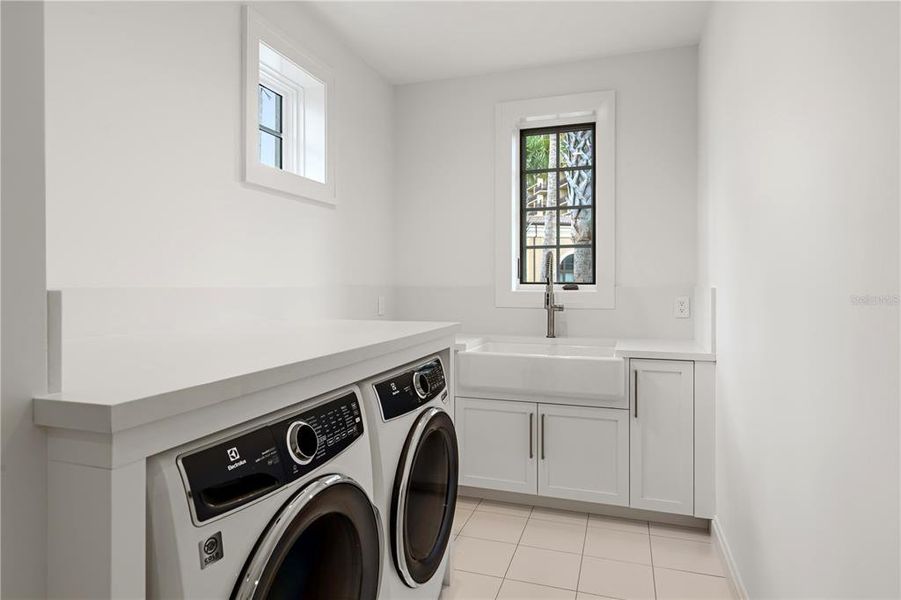 Furnished interior view inside a new home in , Orlando (Image 9).