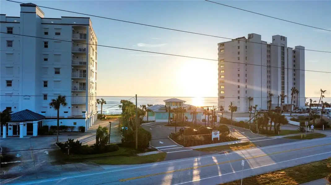 Condo located in Daytona Beach, FL showcasing its design and architecture (Image 5).