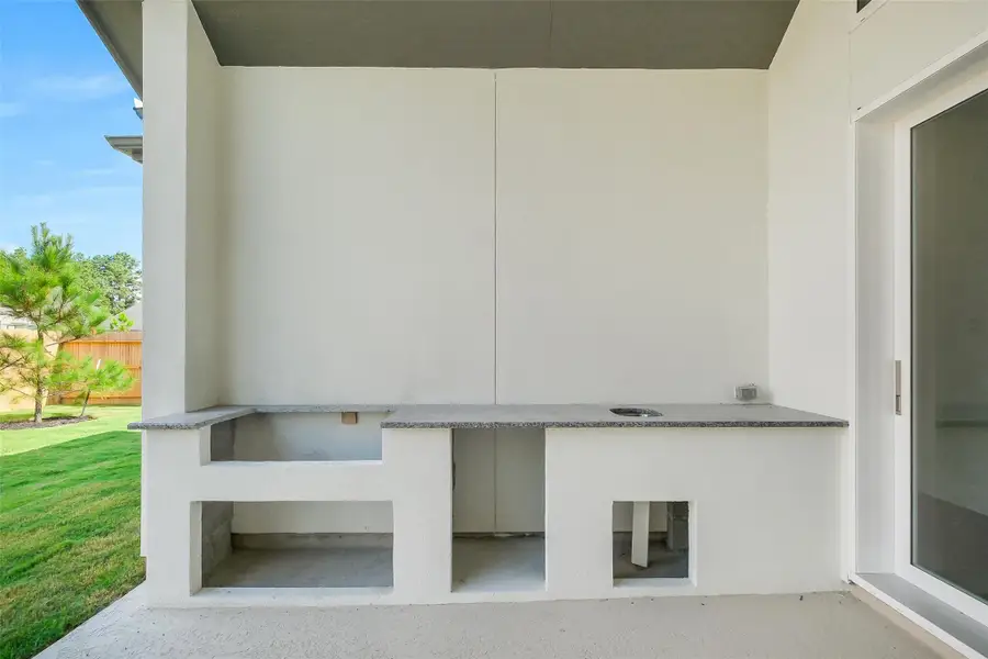 Exterior details and patio area of a home in Evergreen 70', Conroe (Image 2).