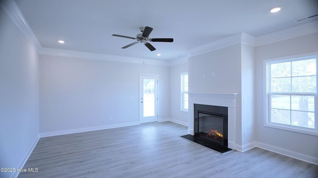 Spacious, unfurnished interior of a new home in Palmetto Creek, Bolivia (Image 9).
