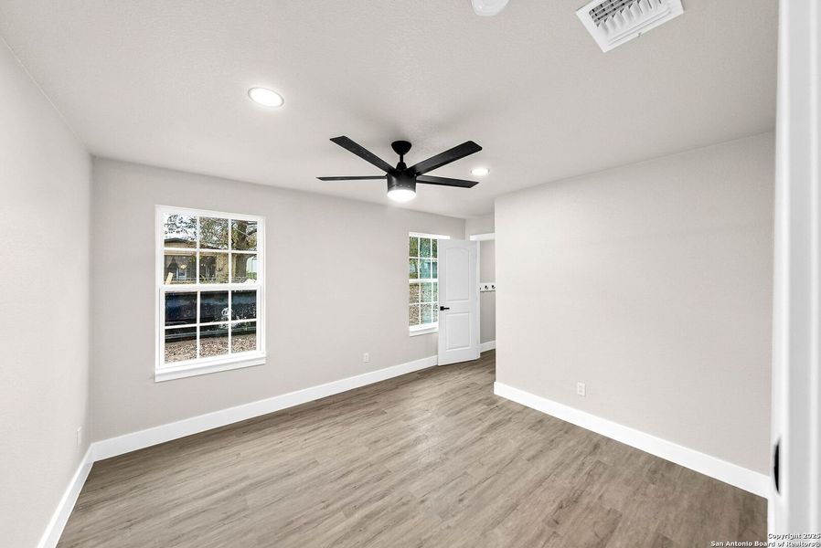 Spacious, unfurnished interior of a new home in , Seguin (Image 13).