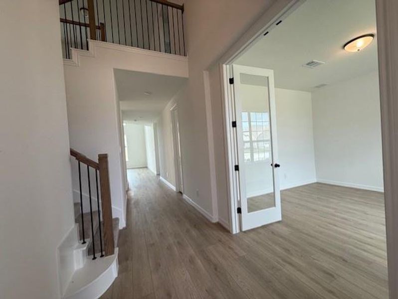 Spacious, unfurnished interior of a new home in Blue Heron Estates, Mont Belvieu (Image 11).