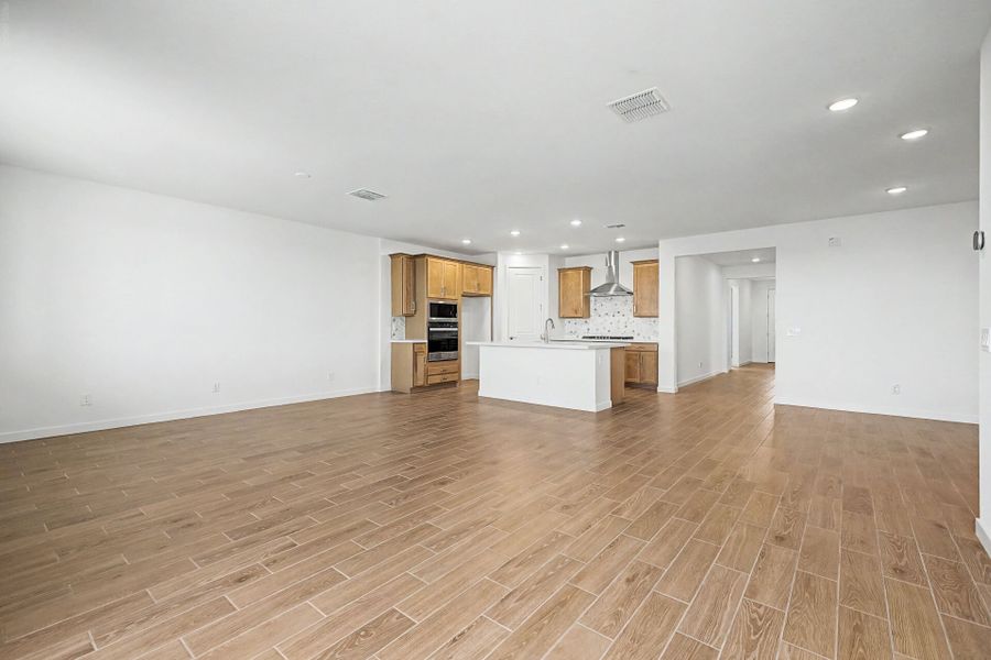 Spacious, unfurnished interior of a new home in White Tank Vistas, Waddell (Image 5).