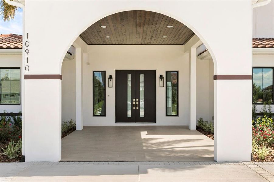 Exterior details and patio area of a home in , Lithia (Image 3).