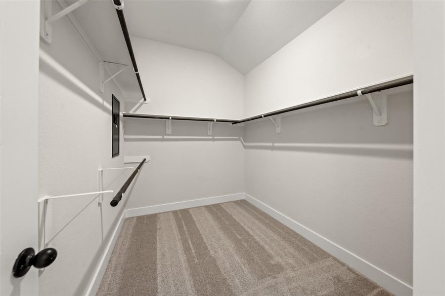 Spacious, unfurnished interior of a new home in Deer Pines, Conroe (Image 25).