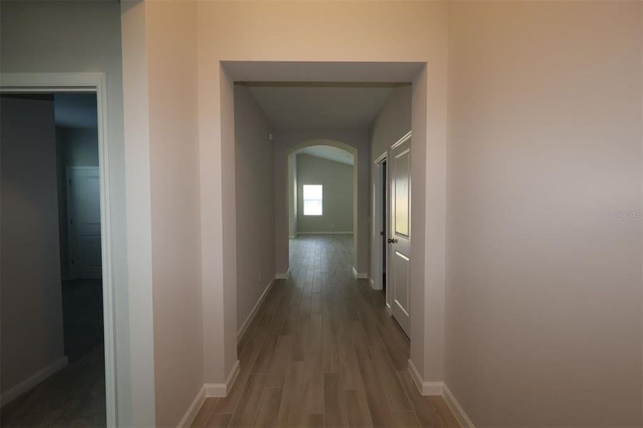 Spacious, unfurnished interior of a new home in Bay Lake Farms, St. Cloud (Image 9).