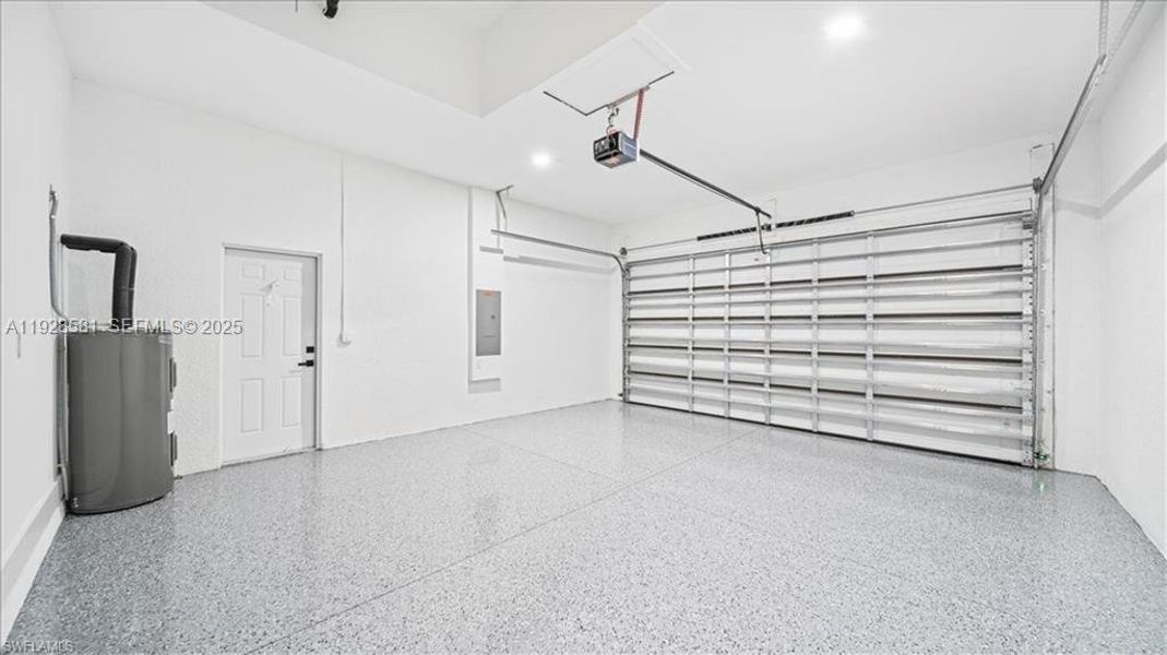 Spacious, unfurnished interior of a new home in , Lehigh Acres (Image 19).