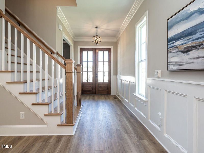 004-1280x960-entry-foyer-hallway