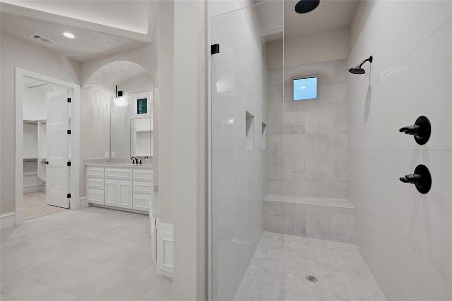 Spacious, unfurnished interior of a new home in , Sherman (Image 17).