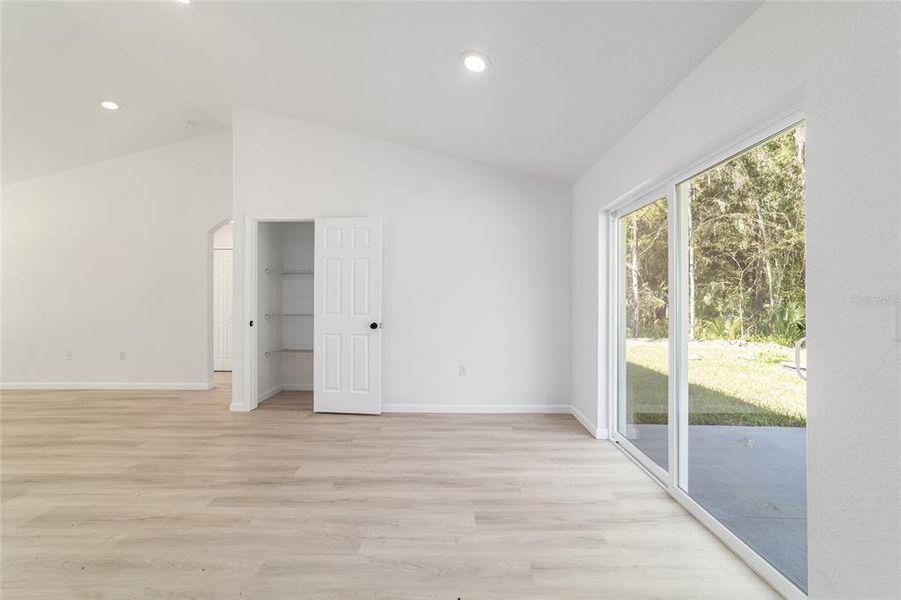 Spacious, unfurnished interior of a new home in , Ocala (Image 19).