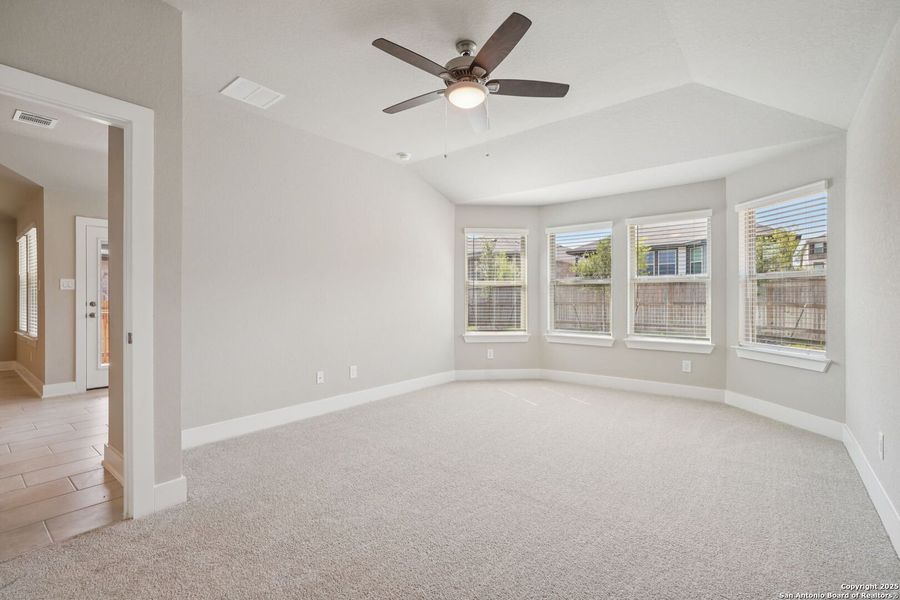 Spacious, unfurnished interior of a new home in Comanche Ridge, San Antonio (Image 36).