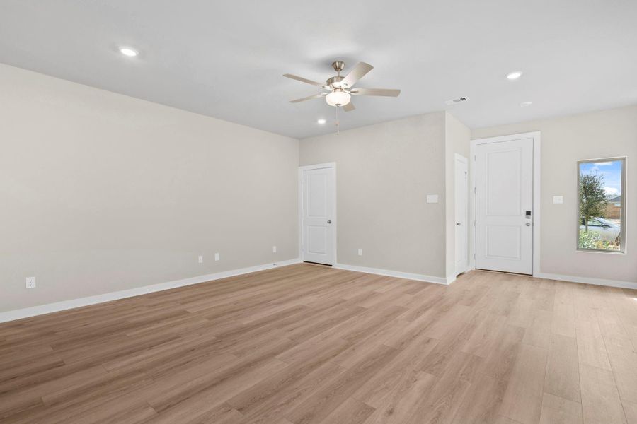 Spacious, unfurnished interior of a new home in Laurel Landing 40', Alvin (Image 12).