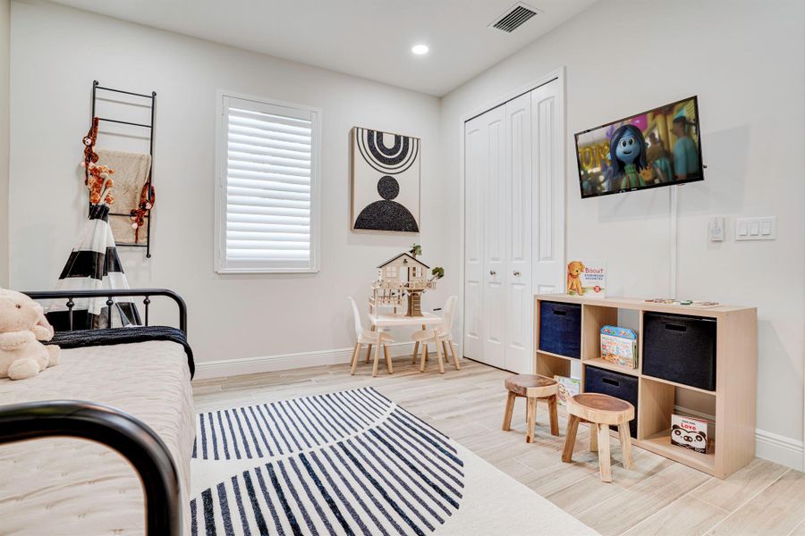 Furnished interior view inside a new home in , Port St. Lucie (Image 10).