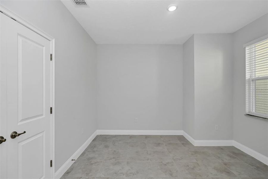 Spacious, unfurnished interior of a new home in , Citrus Springs (Image 25).