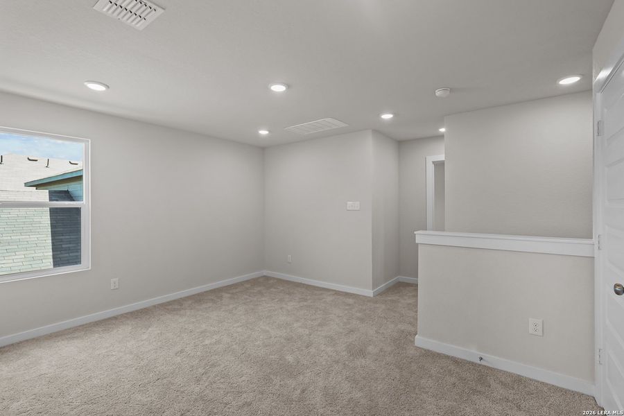 Spacious, unfurnished interior of a new home in Spring Creek, San Antonio (Image 15).