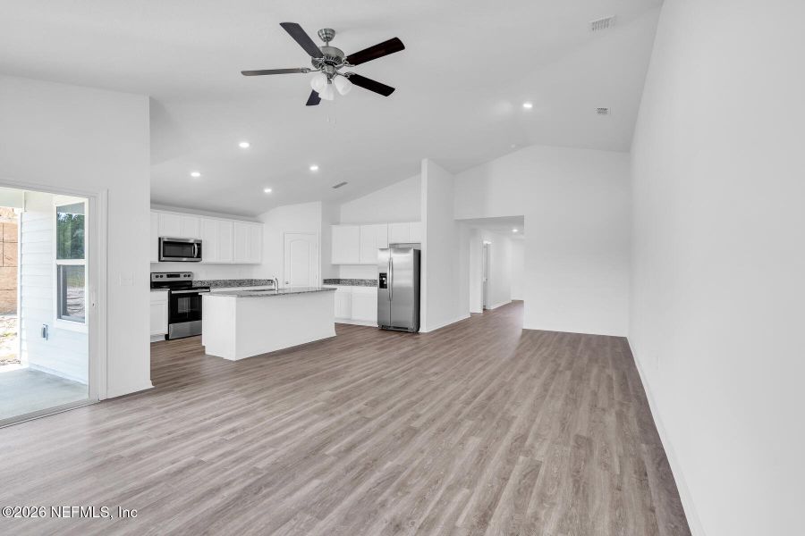Spacious, unfurnished interior of a new home in Rolling Hills, Green Cove Springs (Image 21).