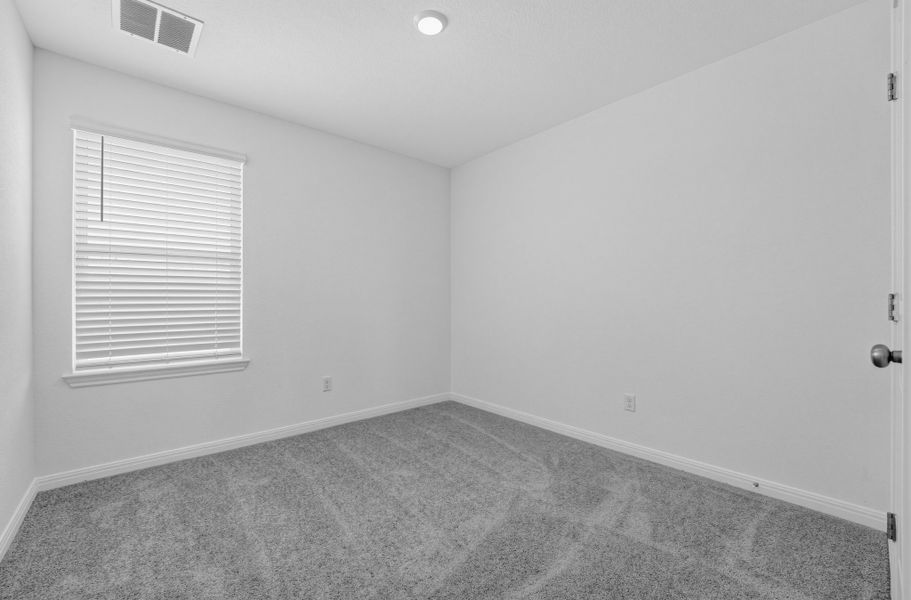 Spacious, unfurnished interior of a new home in Sunfield, Buda (Image 18).