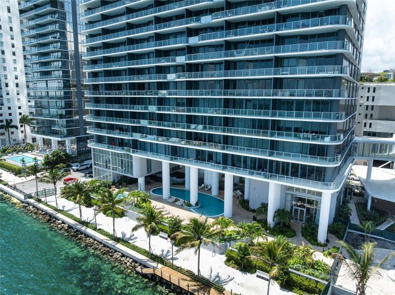Condo located in Miami, FL showcasing its design and architecture (Image 28).