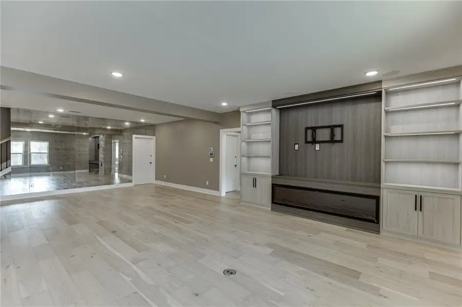 Spacious, unfurnished interior of a new home in The Retreat at Sterling on the Lake 48', Flowery Branch (Image 21).