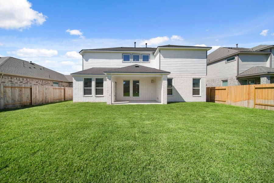 Exterior details and patio area of a home in Beacon Hill, Waller (Image 3).