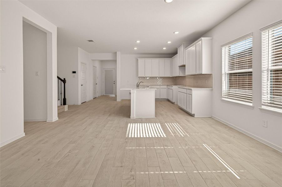 Spacious, unfurnished interior of a new home in Lago Mar, Texas City (Image 37).