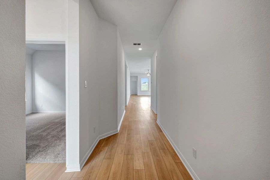 Spacious, unfurnished interior of a new home in Beacon Point at Lago Mar 50’ Homesites, Texas City (Image 15).