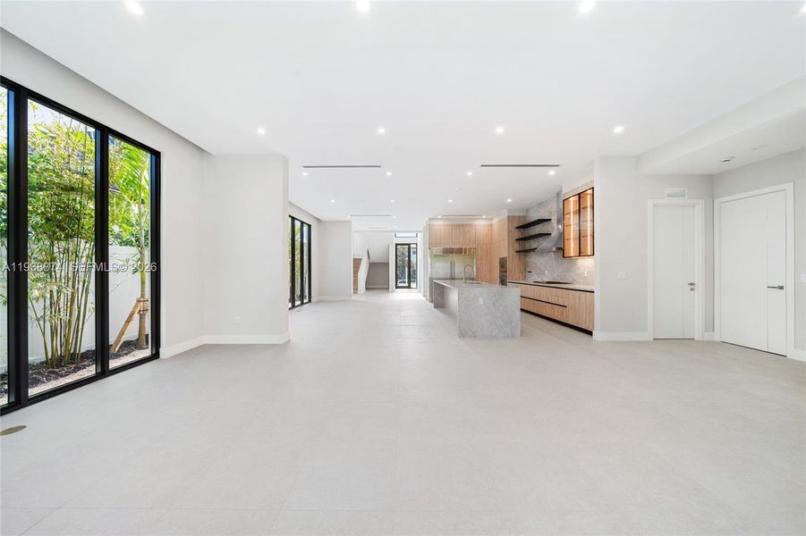 Spacious, unfurnished interior of a new home in , Fort Lauderdale (Image 19).