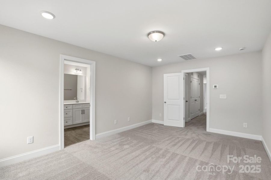 Spacious, unfurnished interior of a new home in Harrisburg Village, Harrisburg (Image 25).