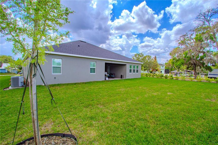 Exterior details and patio area of a home in Francisco Park, Oviedo (Image 24).