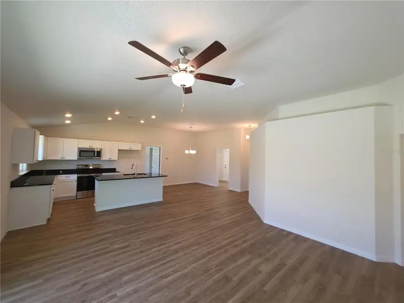 Spacious, unfurnished interior of a new home in , Citrus Springs (Image 20).