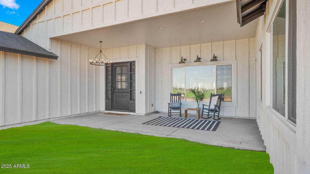 Beautiful front patio with Temple Views Beautiful front patio with Temple Views