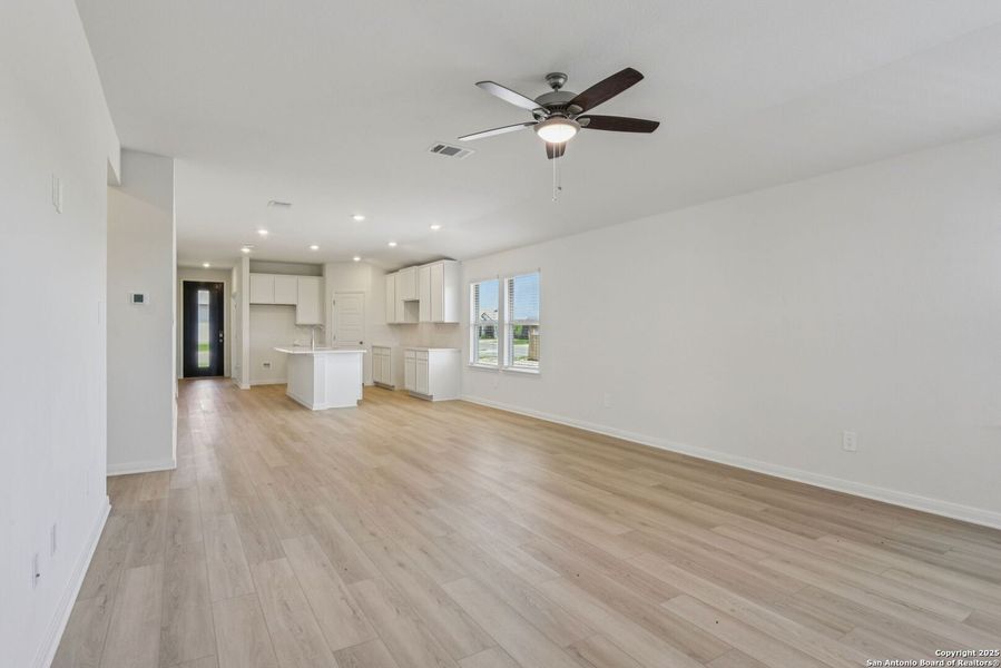 Spacious, unfurnished interior of a new home in Catalina, Converse (Image 19).