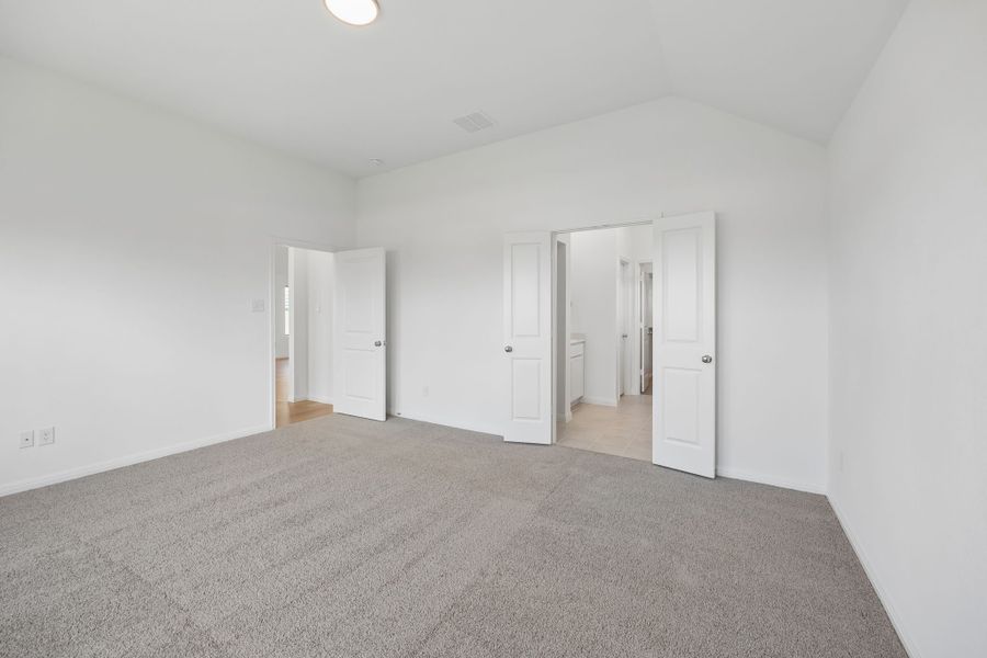 Spacious, unfurnished interior of a new home in Riviera Pines, Huffman (Image 25).