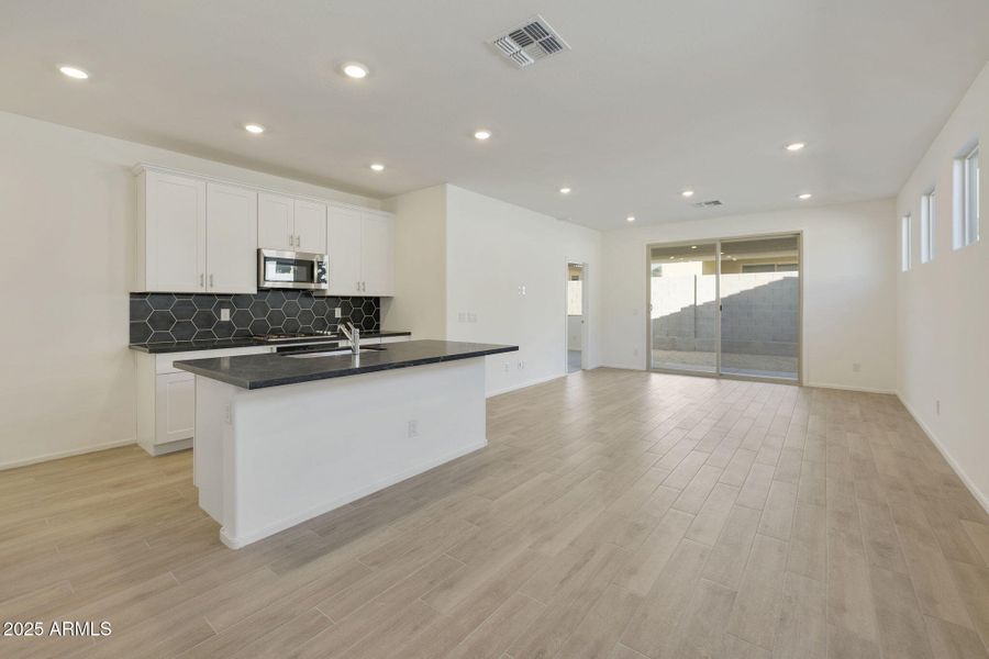 KITCHEN / GREAT ROOM