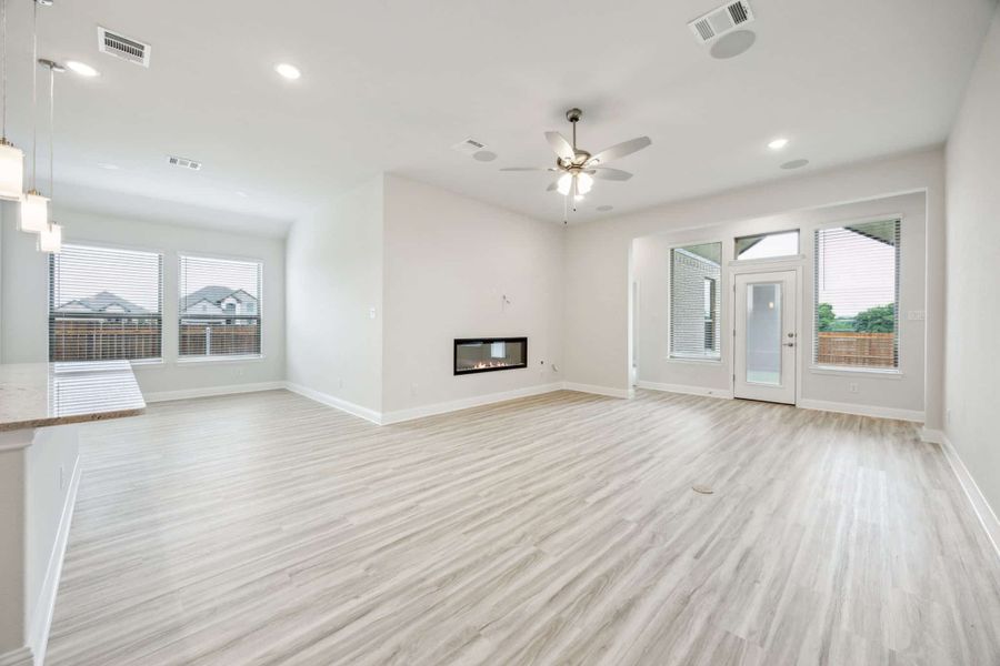 Spacious, unfurnished interior of a new home in Summer Crest, Fort Worth (Image 14). Spacious, unfurnished interior of a new home in Summer Crest, Fort Worth (Image 14).