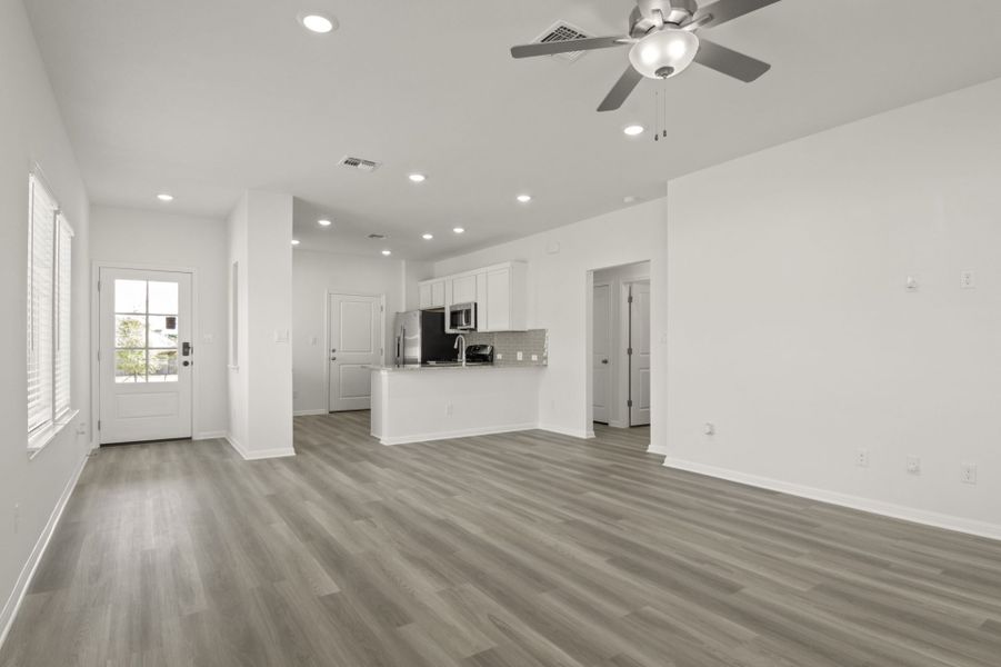 Spacious, unfurnished interior of a new home in Crosswinds, Kyle (Image 23).