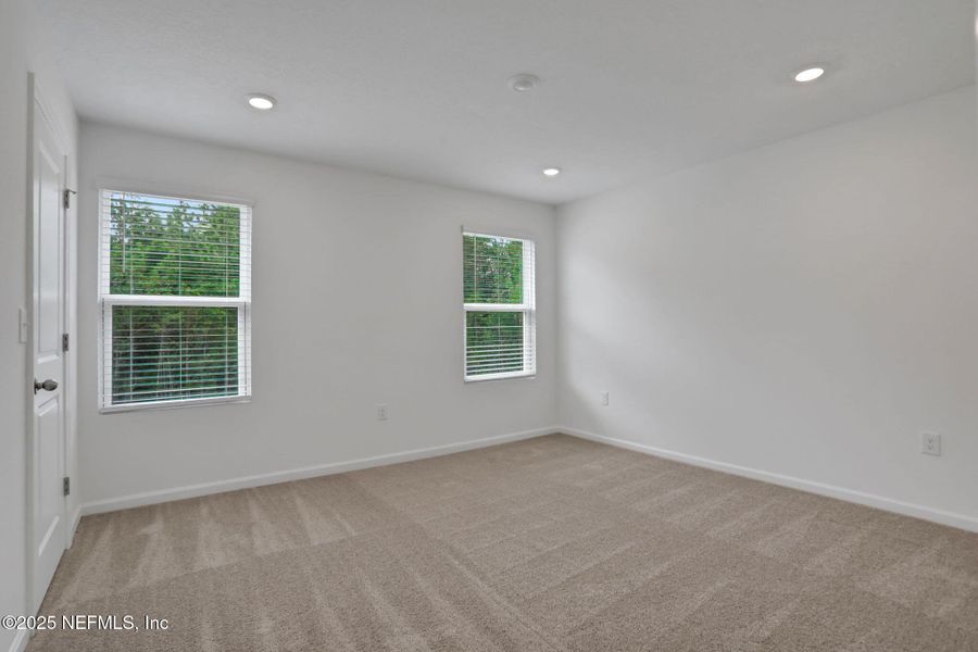 Spacious, unfurnished interior of a new home in , Middleburg (Image 28).