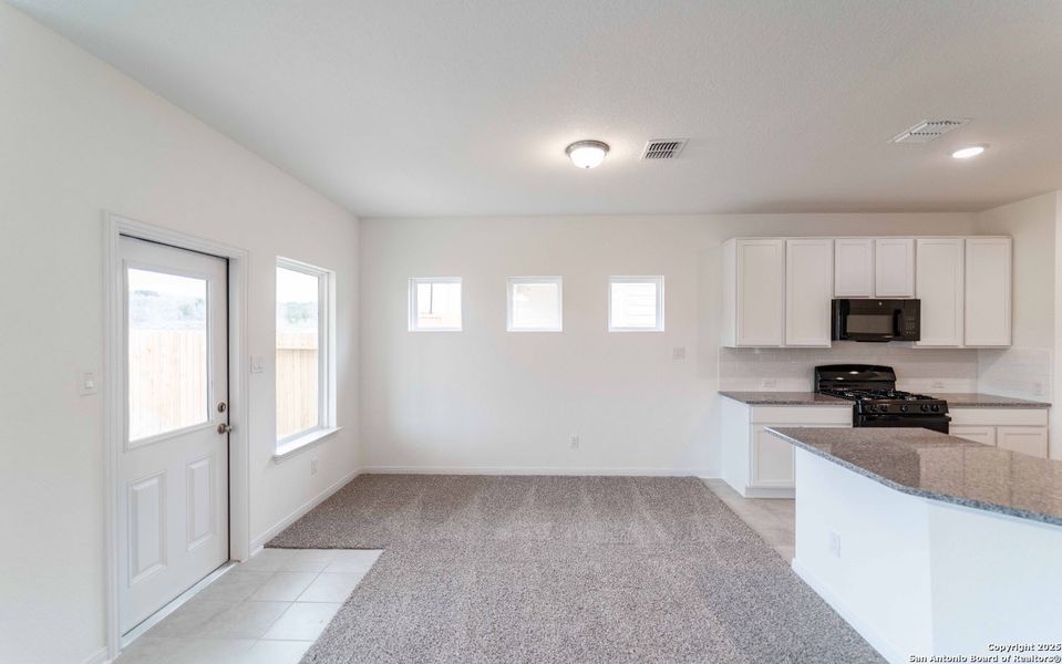 Spacious, unfurnished interior of a new home in Hunter's Ranch, San Antonio (Image 15).