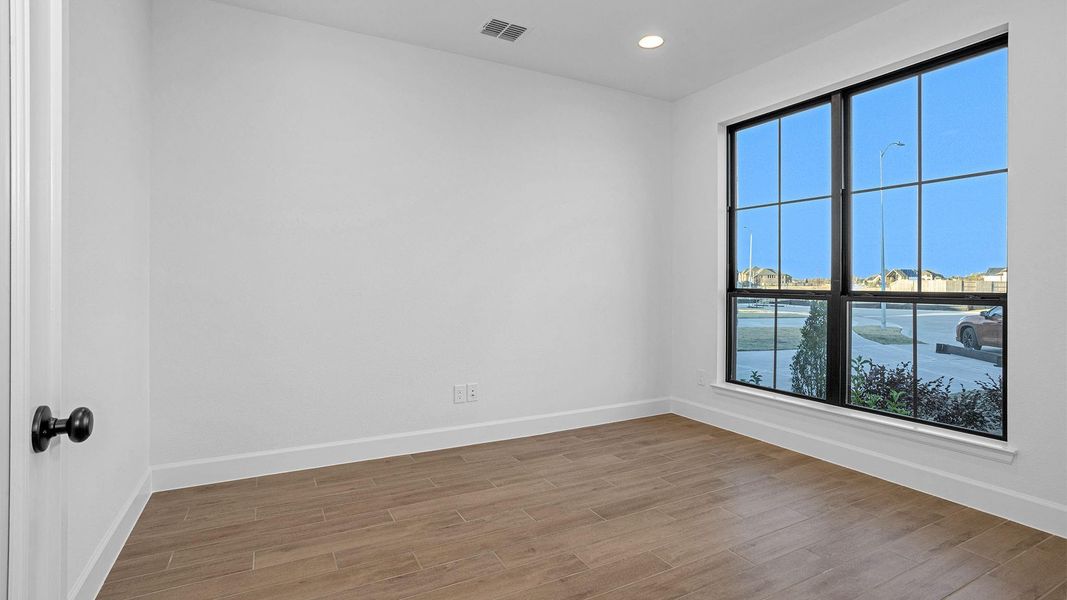 Spacious, unfurnished interior of a new home in Valencia, Manvel (Image 19).