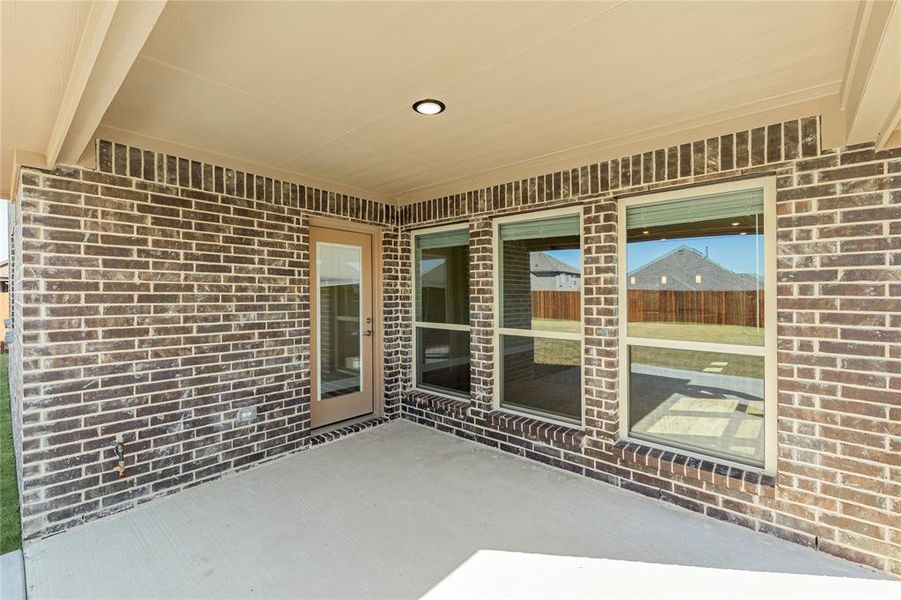 Exterior details and patio area of a home in Hampton Park, Glenn Heights (Image 21).