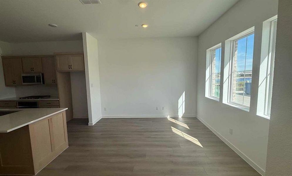 Spacious, unfurnished interior of a new home in Collin Creek, Plano (Image 10).