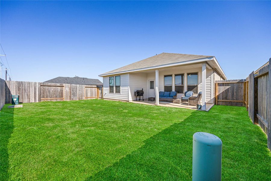 Exterior details and patio area of a home in , Texas City (Image 4).