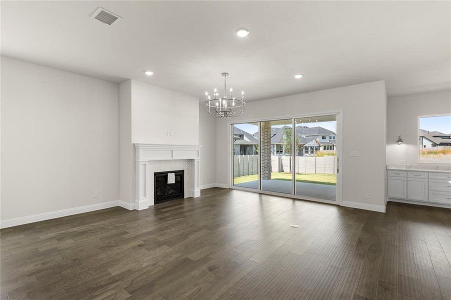 CASSANDRA - B_Family Room