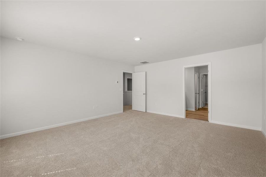 Spacious, unfurnished interior of a new home in Oakleigh Glen, Dallas (Image 21).