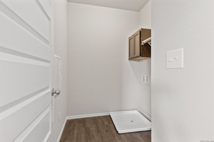 Spacious, unfurnished interior of a new home in Blue Ridge Ranch, San Antonio (Image 15).