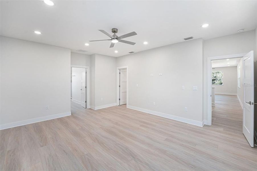 Spacious, unfurnished interior of a new home in , Largo (Image 28).