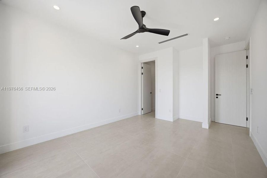 Spacious, unfurnished interior of a new home in , Fort Lauderdale (Image 43).